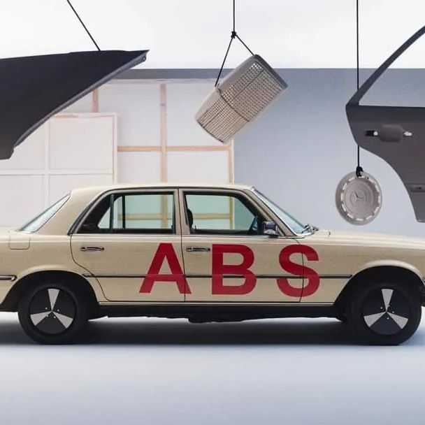 Mercedes-Benz je pionir na področju varnosti. Leta 1978 je predstavil protiblokirni zavorni sistem (ABS), ki je bil sprva na voljo v limuzinah razreda S (serija 116).
📸 emirhaveric (IG)

#MBclassic #MercedesBenz #W116 #allforsafety #mojmercedes