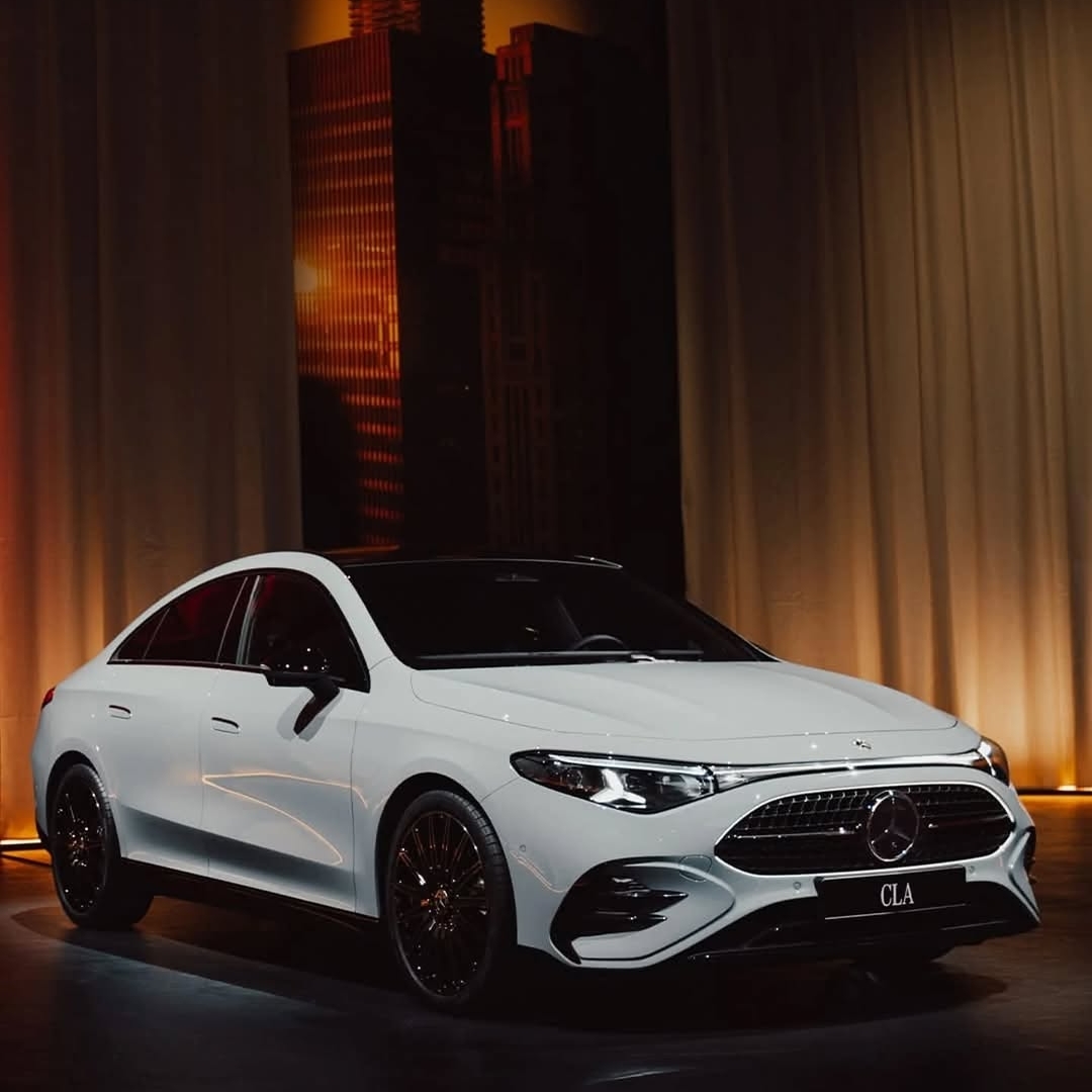 Izrazita oblika luči, bleščeča osvetljena maska, športna silhueta. To je nova generacija znamke Mercedes-Benz.
Pozdravljen, novi #CLA. 

#MercedesBenz