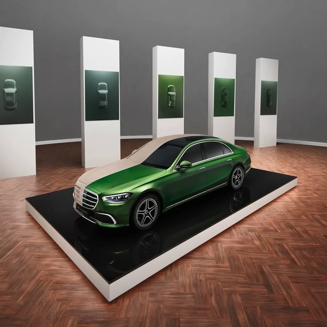 Pokažite svoje prave barve.
MANUFAKTUR vam omogoča, da svoj slog prenesete na svoj Mercedes-Benz. Z obsežno barvno paleto, ki sega od Night Black Magno do Ireland Mid Green Metallic, vam omogoča, da ustvarite avtomobil, ki resnično odraža vaše bistvo...