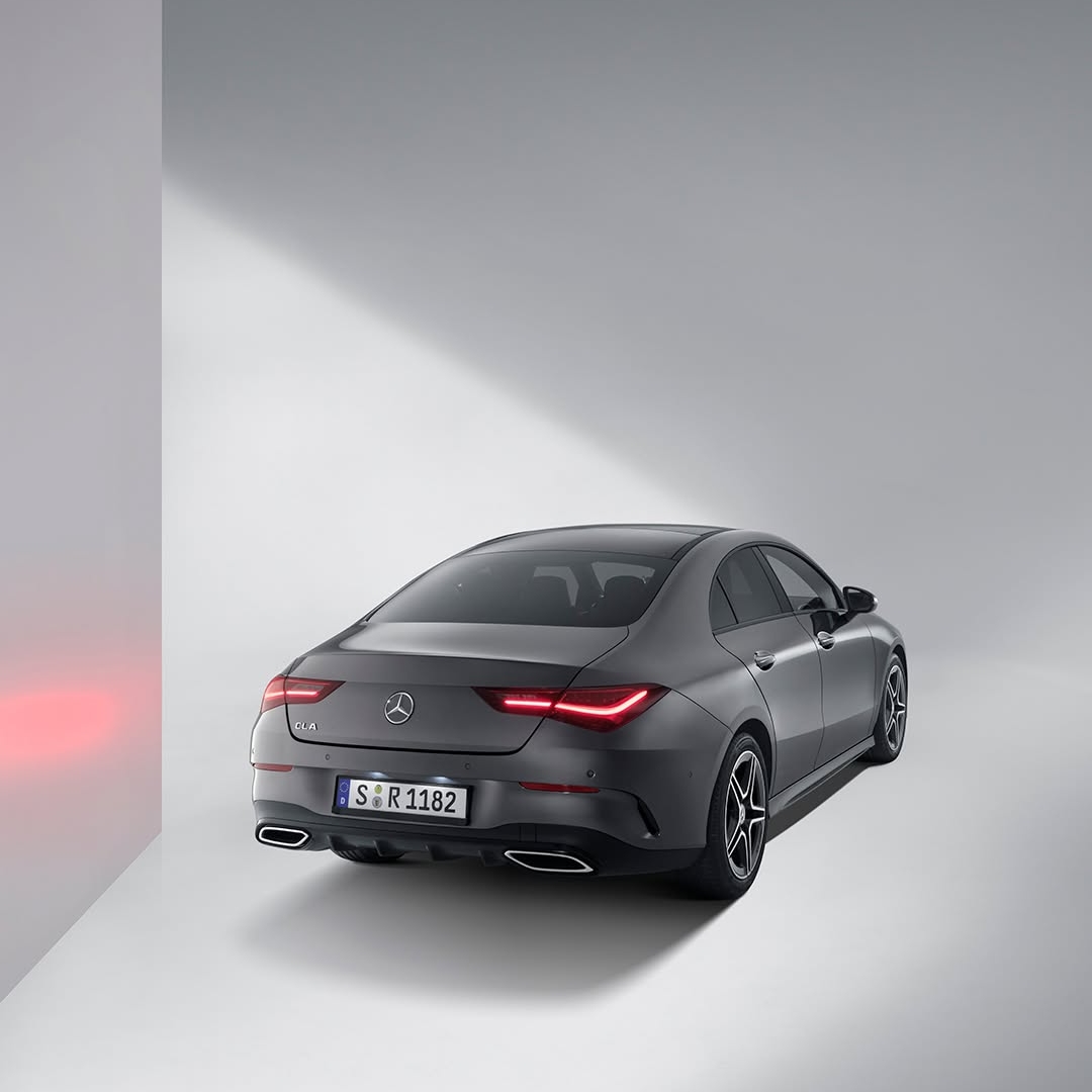 Mercedes-Benz CLA z dolgim motornim pokrovom, napetim bočnim profilom in kupejevsko silhueto že na prvi pogled izraža samozavest in dinamiko.
Odkrijte posebno ponudbo: https://bit.ly/4e98BeA