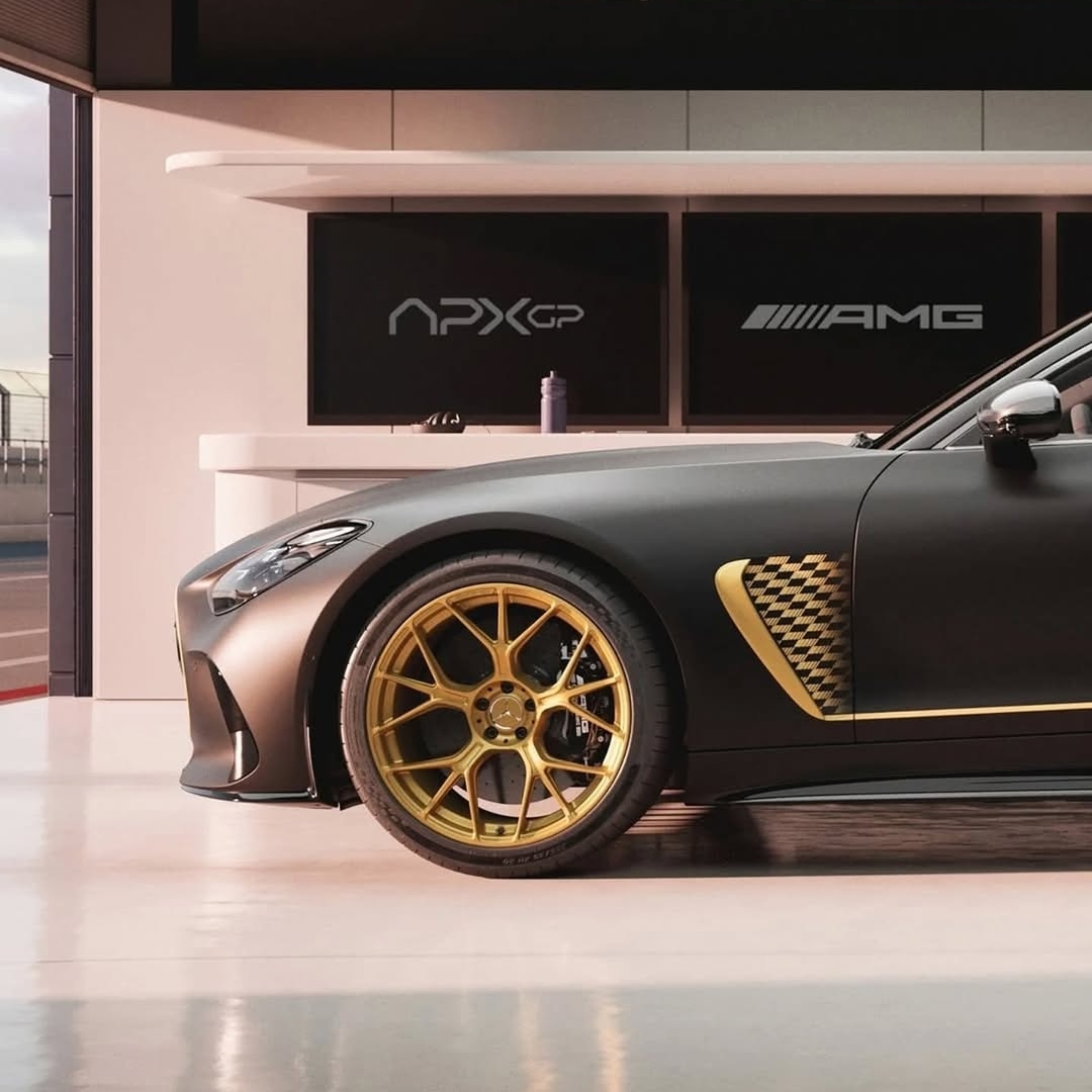 Vstopite v enega izmed le 52 vozil Mercedes-AMG GT 63 APXGP Edition. Z zlatimi karbonskimi detajli in ekskluzivni dodatki, navdihnjenimi s filmom F1 THE MOVIE.
Junija v kinematografih. 
#F1movie #MercedesAMG #AMG #F1 #wbpictures #F1Movie
