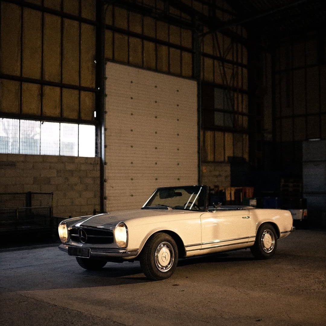 Brezčasna eleganca, ki že desetletja navdušuje s slogom, prefinjenostjo in značajem.
📷 @matjulia za #MBfanphoto 
#MercedesBenzClassic