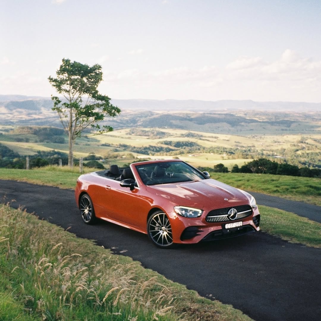 Veter v laseh, nasmeh na obrazu in uživanje v vsakem ovinku. 
Mercedes-Benz razred E 350 kabriolet. 
#MercedesBenz