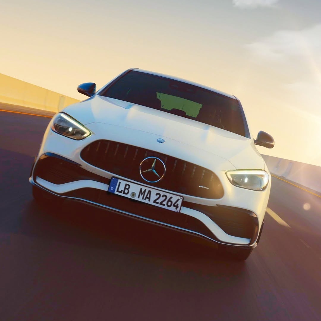 Ustvarjen za tiste, ki radi občutijo cesto – vsak ovinek, vsak pospešek, vsak trenutek.
Mercedes-AMG C 43.
