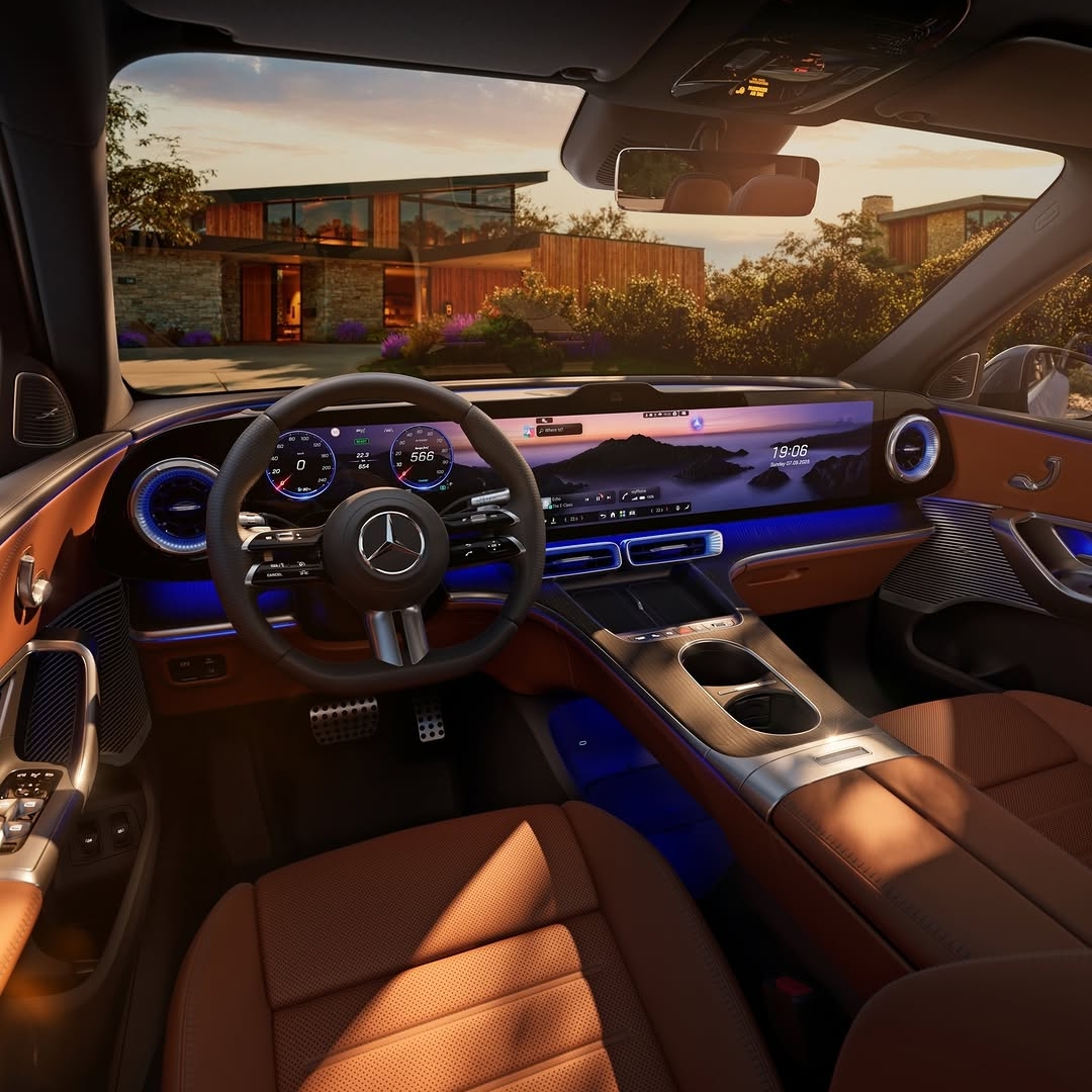 99,3 centimetrov velik veličastni panoramski zaslon MBUX Hyperscreen s svojo digitalno eleganco ustvarja občutek prostornega, futurističnega kokpita.
Odkrijte Mercedes-Benz GLC z EQ tehnologijo: https://bit.ly/48mcYAn