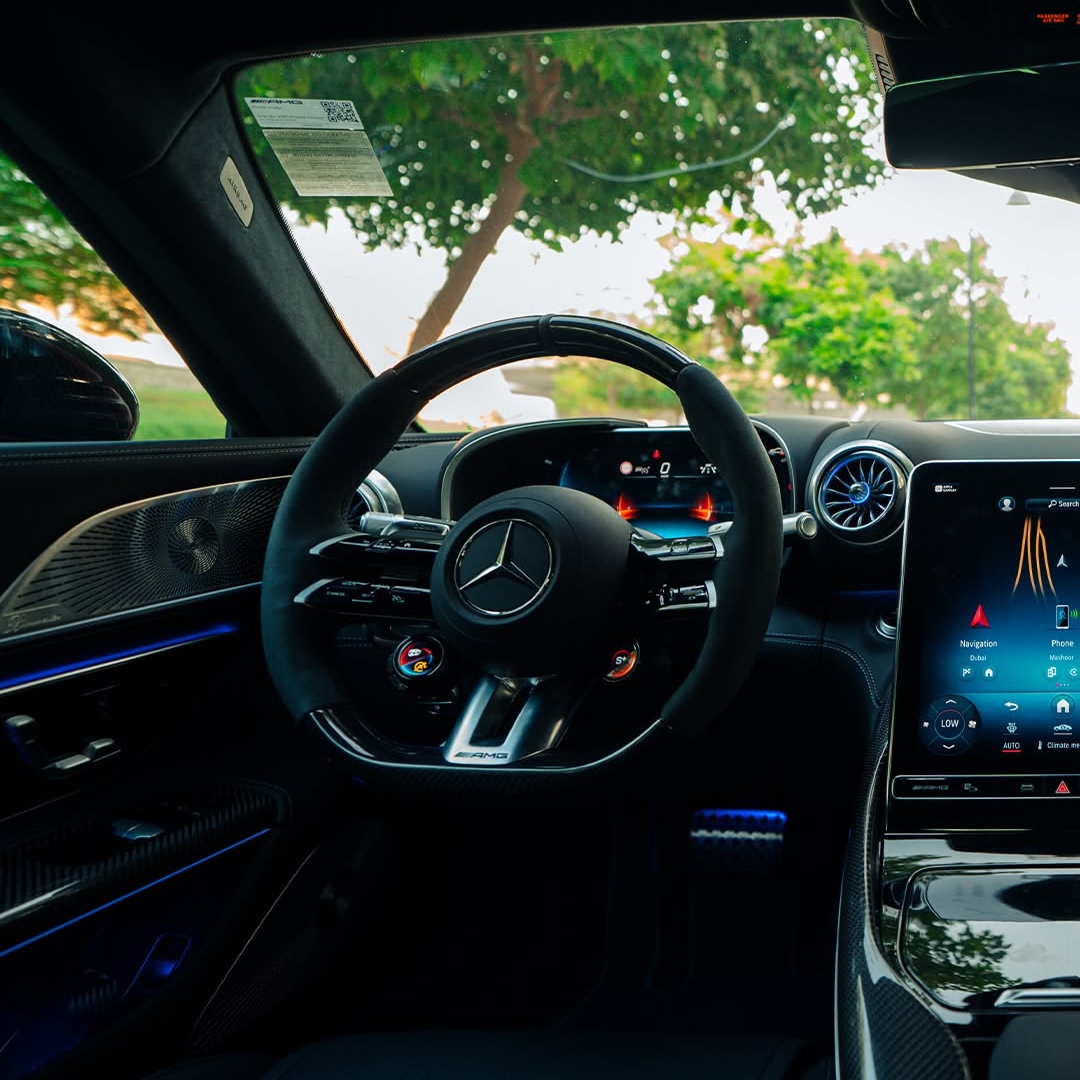 Kokpit v dinamičnem Mercedes-AMG GT 63 vas z vozilom poveže tako neposredno kot dirkača s stezo.