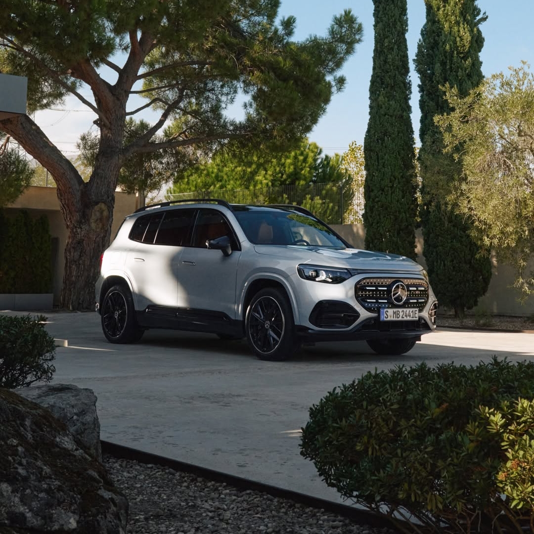 Povsem novi GLB z EQ tehnologijo s samozavestno SUV držo, osvetljenim sprednjim panelom in uravnoteženimi proporci združuje mogočnost, eleganco in napredni značaj.

Z izjemno prilagodljivim notranjim prostorom in opcijsko tretjo sedežno vrsto se GLB...