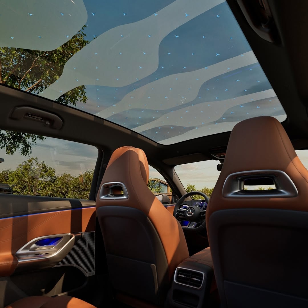 S svojo svetlo, zračno atmosfero, ki jo omogoča nova panoramska streha SKY CONTROL, ponuja izjemen občutek prostornosti in vrhunsko udobje.
Novi Mercedes-Benz GLC z EQ tehnologijo.