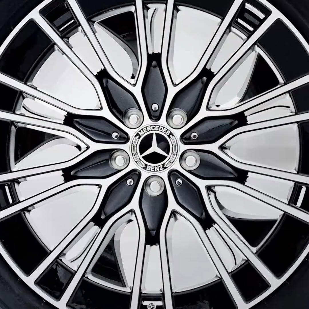 Brezčasna, dovršena in ustvarjena za trenutke, v katerih zvezda sije tudi izven ceste.
Odkrijte darila iz kolekcije Mercedes-Benz.