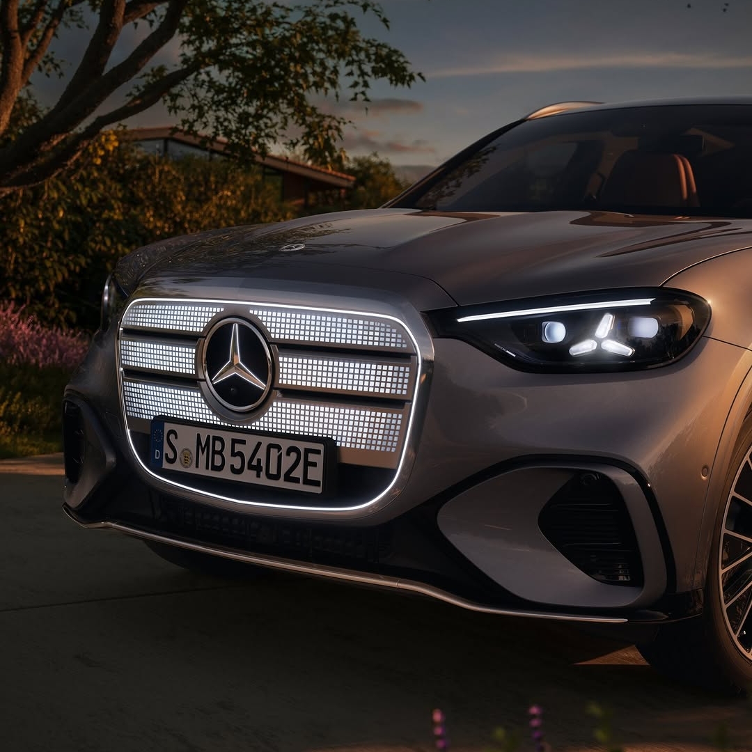 Nova maska hladilnika z 942 svetlobnimi animiranimi točkami – kombinacija čustvenega vtisa in napredne tehnologije. 
Novi Mercedes-Benz GLC z EQ tehnologijo. 
#MercedesBenz #GLC