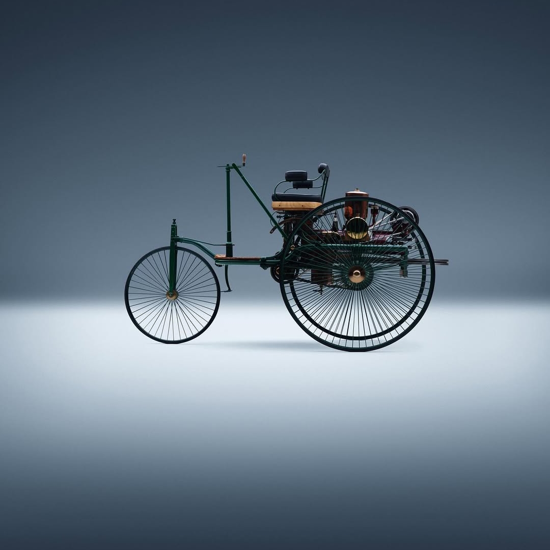 Pred natanko 140 leti je prvi avtomobil za vedno spremenil svet.

Odkar je Carl Benz leta 1886 registriral patent za svoj Motorwagen, Gottlieb Daimler pa kmalu zatem predstavil svojo Motorkutsche, zgodovina znamke Mercedes-Benz teče neprekinjeno napr...