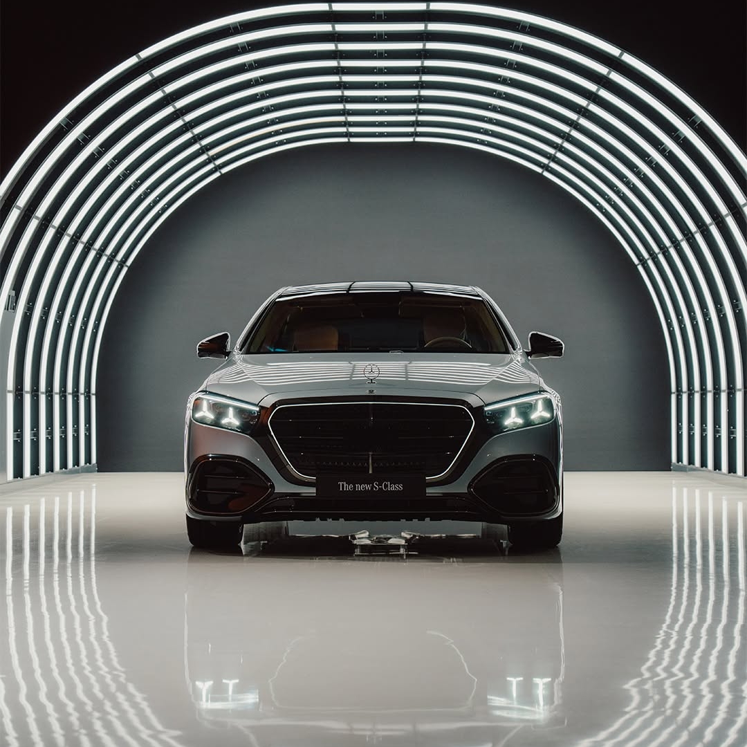 Z drznejšo silhueto, osvetljenimi elementi in elegantno novo obliko izžareva samozavest v vseh pogledih.
Novi Mercedes-Benz razred S.
#MercedesBenz #SClass