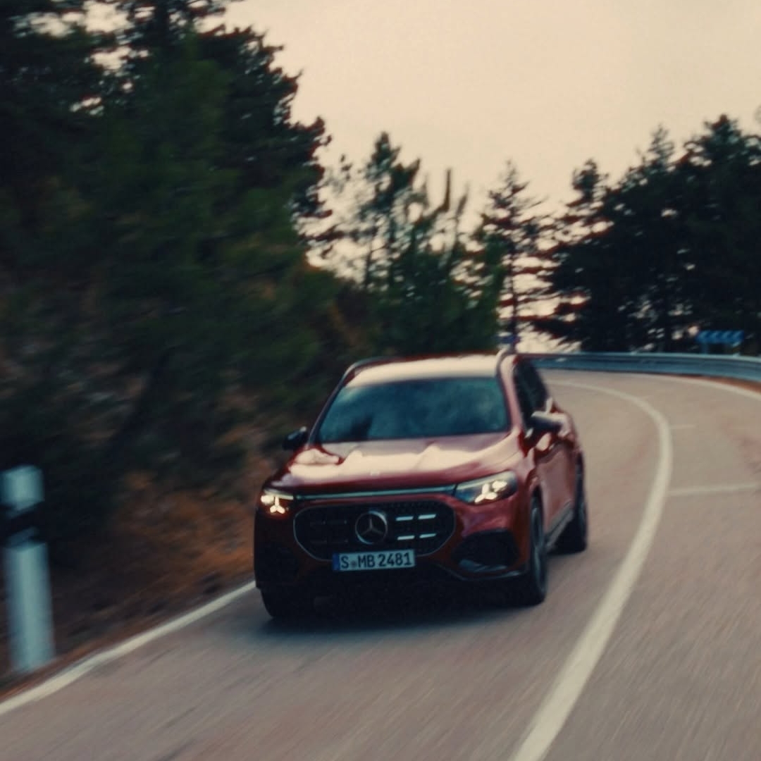 Pravo udobje ni kraj, je občutek.
Novi #GLB ujame vsak zvok, vsak dotik in vsak detajl ter ustvarja prostor, kjer se tudi v gibanju počutite mirno, samozavestno in popolnoma povezani s potjo.
#MercedesBenz