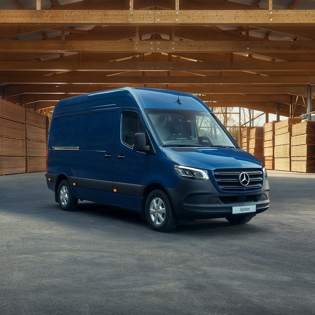 Sprinter že tri desetletja združuje vrhunsko kakovost izdelave, dolgo življenjsko dobo in stroškovno učinkovito delovanje – ključne vrednote, ki jih prepoznavajo in cenijo poslovni uporabniki po vsem svetu.
Odkrijte vozila na zalogi. Obiščite salone...