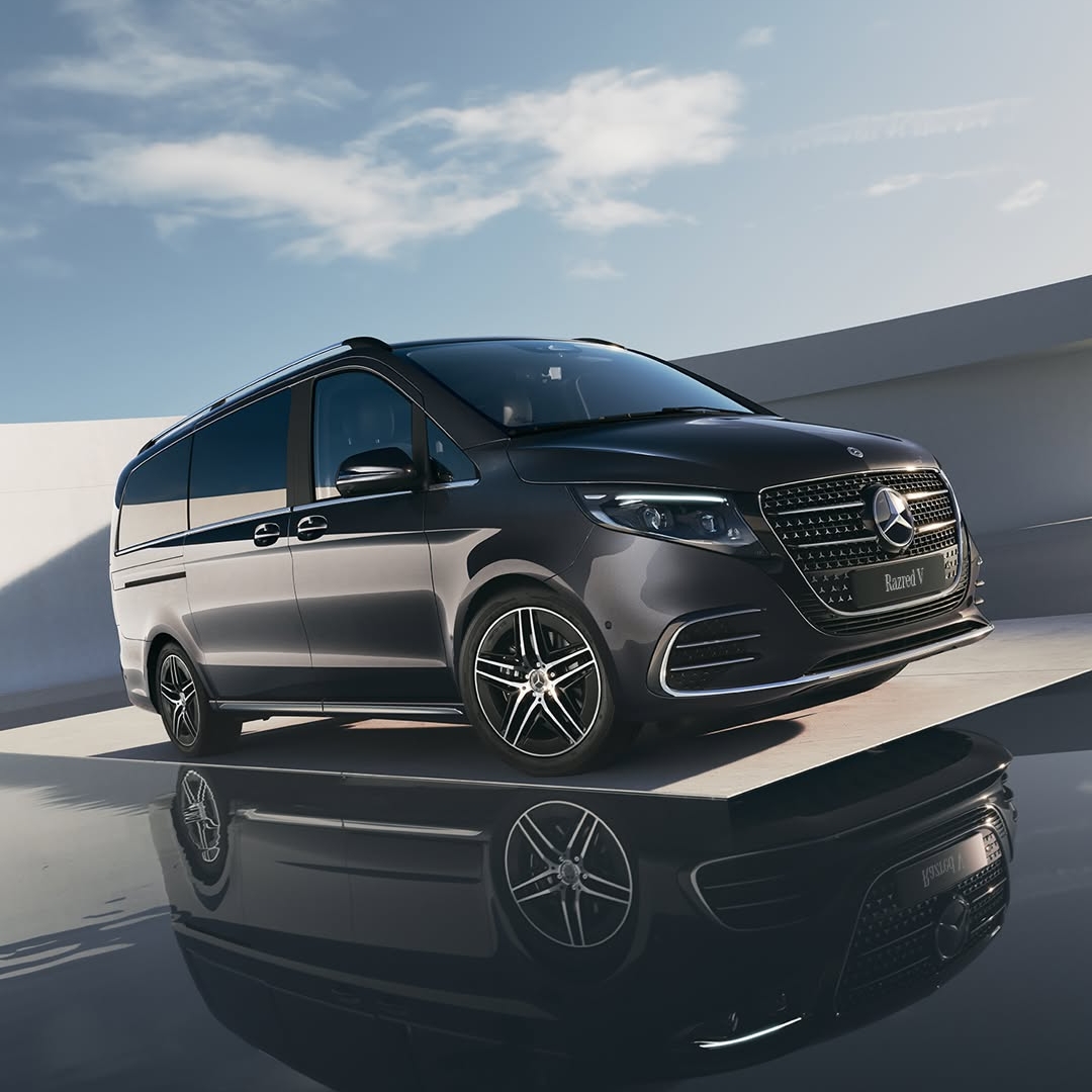 Razred V je popoln partner za vaše vsakodnevne izzive in družinske dogodivščine – s popolno kombinacijo stila, prostornosti in navdušujoče prilagodljivosti.
Odkrijte odlično ponudbo vozil razreda V na zalogi.
Obiščite salone Mercedes-Benz.