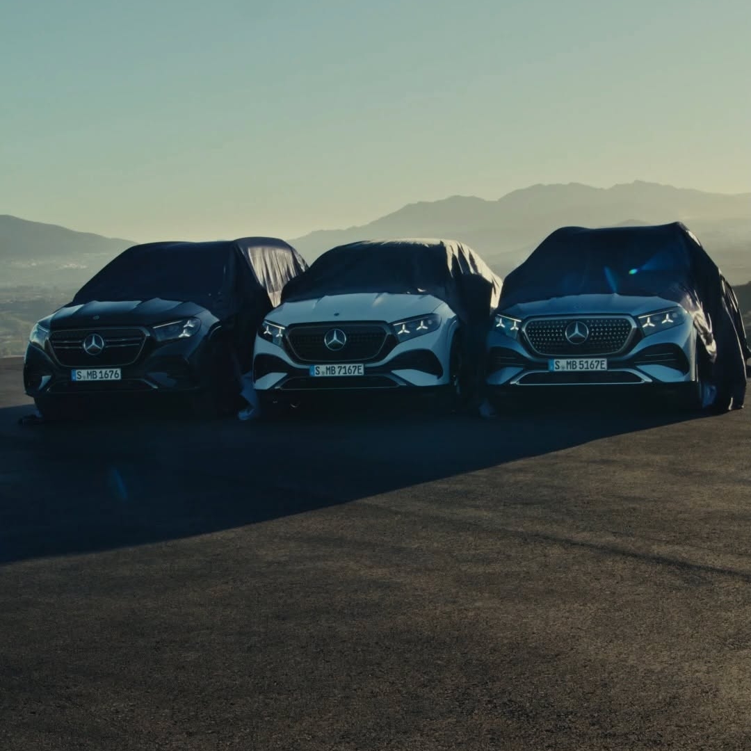 Tri izrazite silhuete. Trije edinstveni značaji. Spoznajte novi GLE, GLE Coupé in GLS.

Novi GLE navduši z osveženim sprednjim delom, žarometi Digital Light z motivom zvezde in prefinjeno oblikovanimi zadnjimi lučmi.

Novi GLE Coupé prinaša športno o...