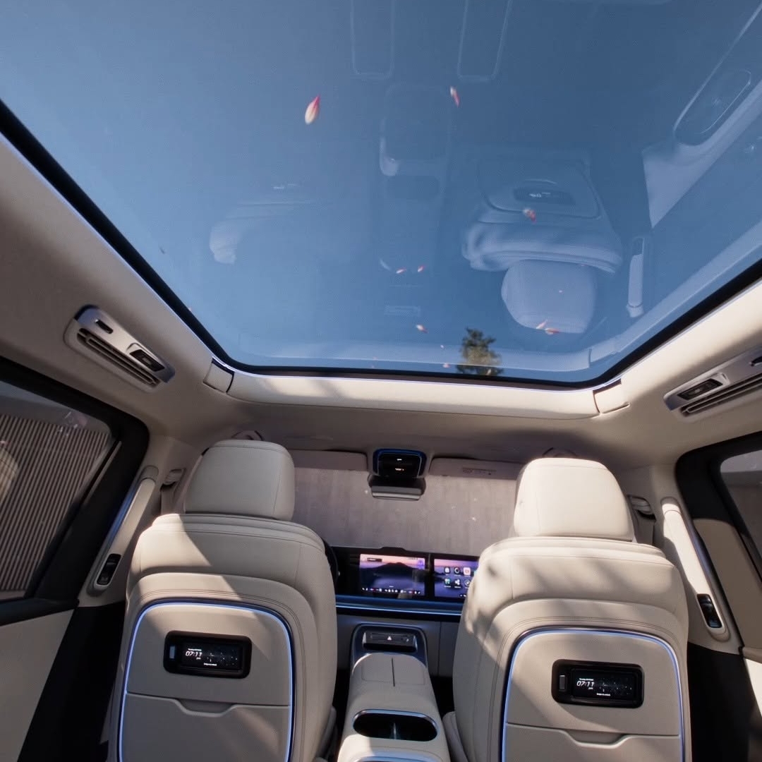 Impresivna steklena streha ustvarja povsem novo dimenzijo doživetja v vozilu – več svetlobe, več prostora in občutek popolne svobode.
Novi Mercedes-Benz VLE.
#MercedesBenz #VLE