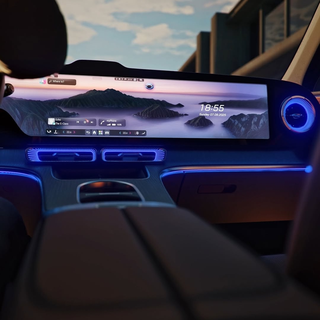 V središču potniške kabine novega #GLC kraljuje panoramski MBUX Hyperscreen. Z velikostjo 99,3 cm in minimalistično digitalno estetiko ustvarja občutek sodobnega, skoraj futurističnega kokpita.