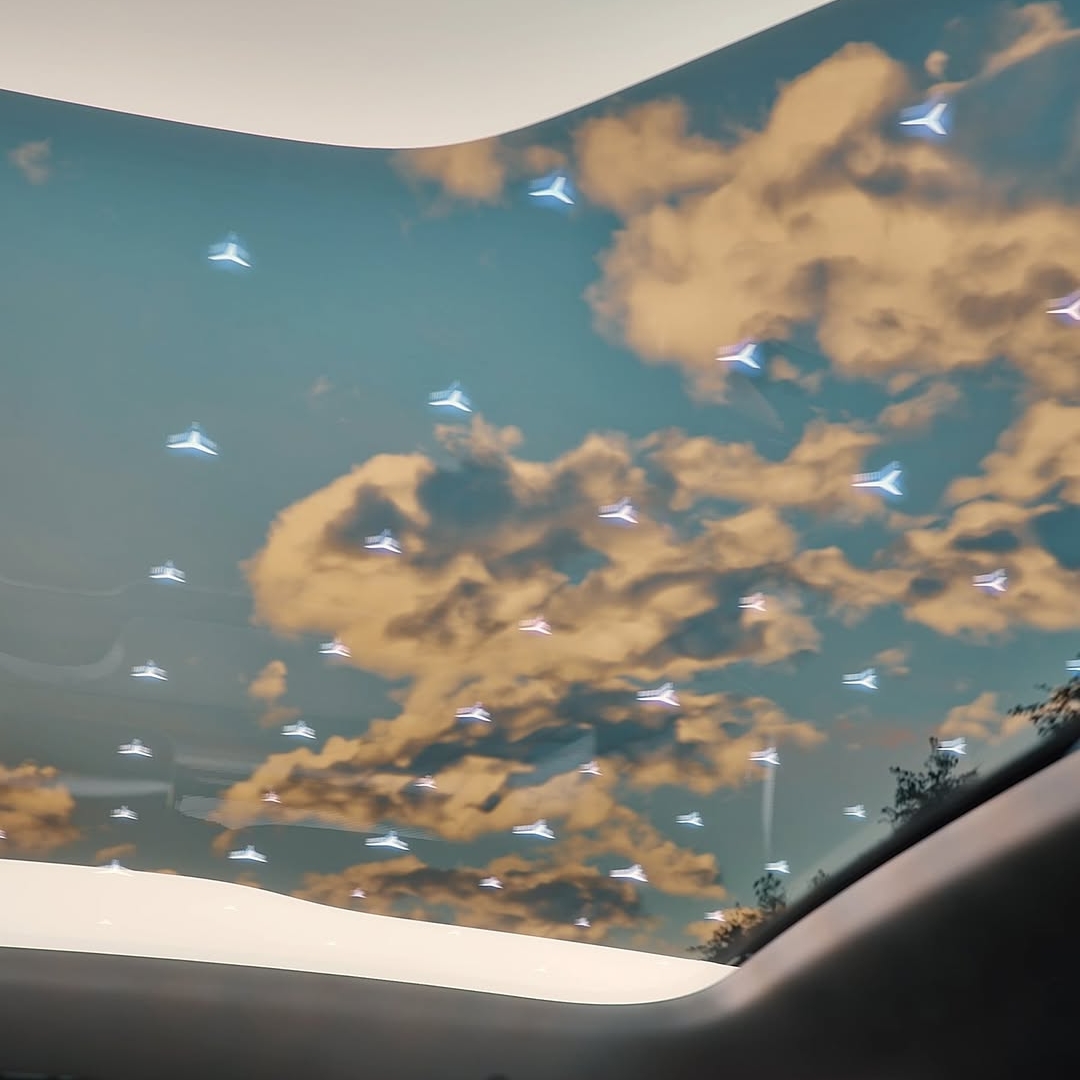 Panoramsko strešno okno s SKY CONTROL prinaša novo dimenzijo udobja in prostornosti. Z devetimi elektronsko preklopnimi segmenti omogoča, da svetlobo v notranjosti uravnavate povsem po svojih željah – od popolne transparentnosti do prijetne zasebnost...