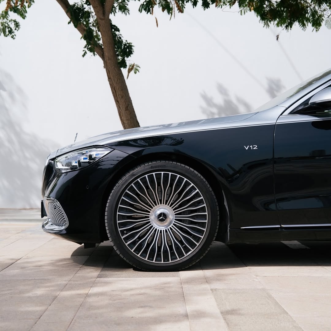 Vrhunski izraz sodobnega luksuza, prostor udobja, tišine in prestiža, v katerem se inovacije neopazno prepletajo z vrhunsko izdelavo.
Mercedes-Maybach razred S.