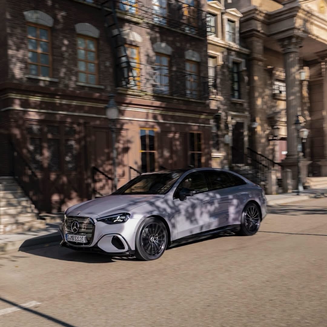 Popolnoma novi električni razred C ohranja silhueto, ki jo poznate, dodaja inovacije, ki jih takoj opazite, in ponuja vozno izkušnjo, ki vas bo vedno navdušila. 
#MercedesBenz #CClass