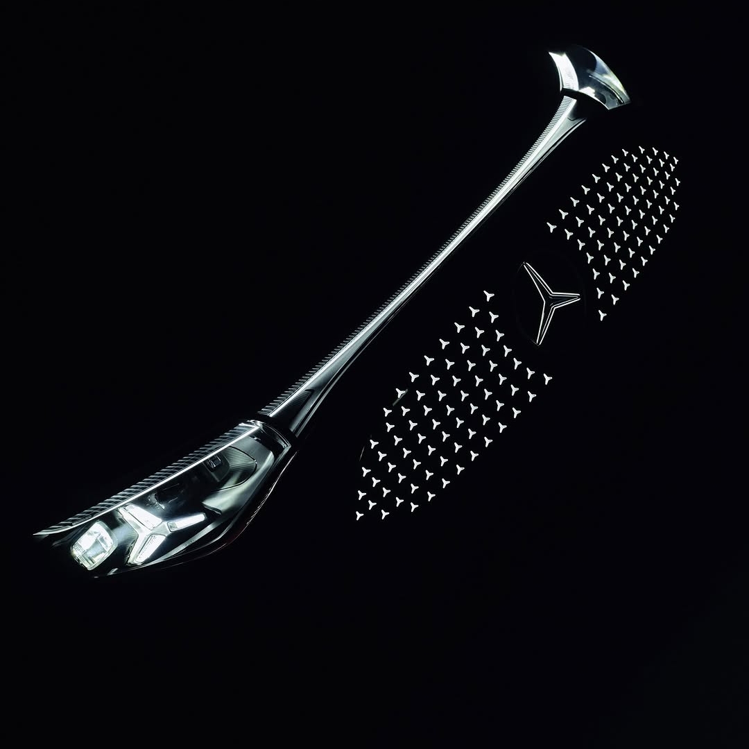 Oblikovanje, kjer detajli prevzamejo glavno besedo in subtilno oblikujejo celotno izkušnjo – od prvega pogleda do zadnjega vtisa.
Odkrijte novi Mercedes-Benz #CLA