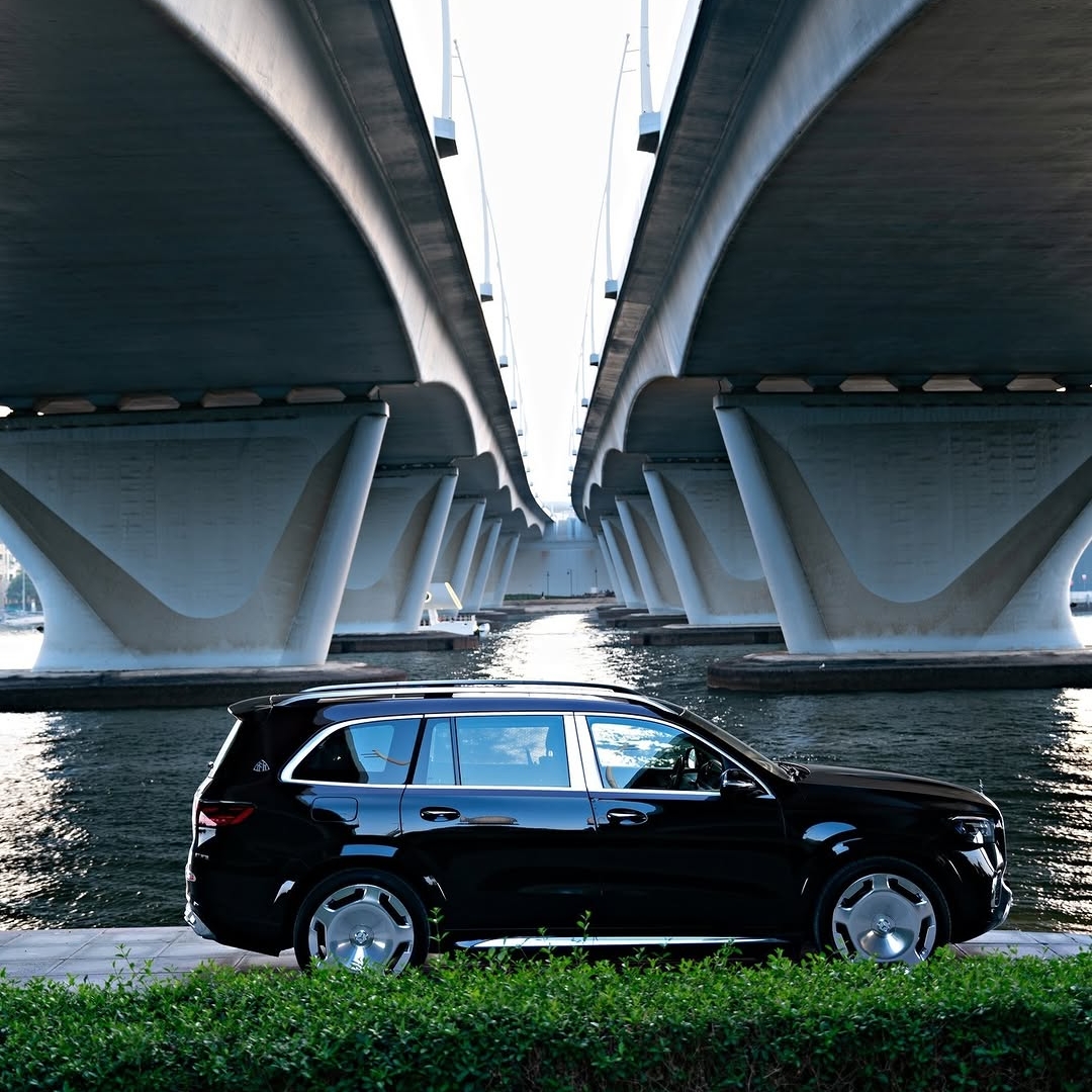 Mercedes-Maybach GLS postavlja nove standarde razkošja med luksuznimi terenskimi vozili, z impozantno prisotnostjo na cesti, vrhunskim udobjem in dovršeno izdelavo za izjemno potovalno doživetje.