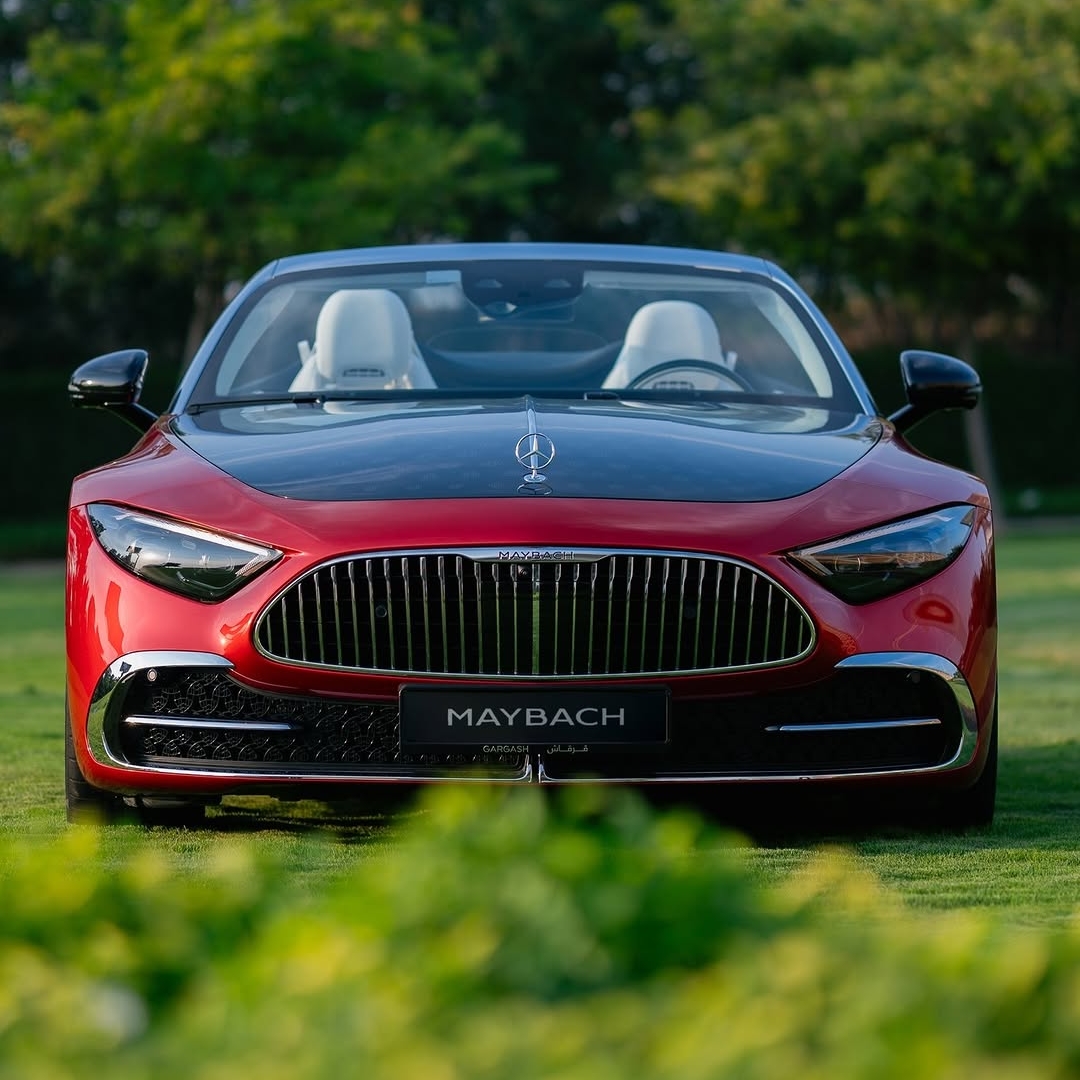 Ikonična silhueta, vrhunski materiali in dovršena pozornost do vsakega detajla ustvarjajo edinstveno izkušnjo, kjer se zmogljivost prepleta z vrhunskim udobjem.
Mercedes-Maybach SL 680.