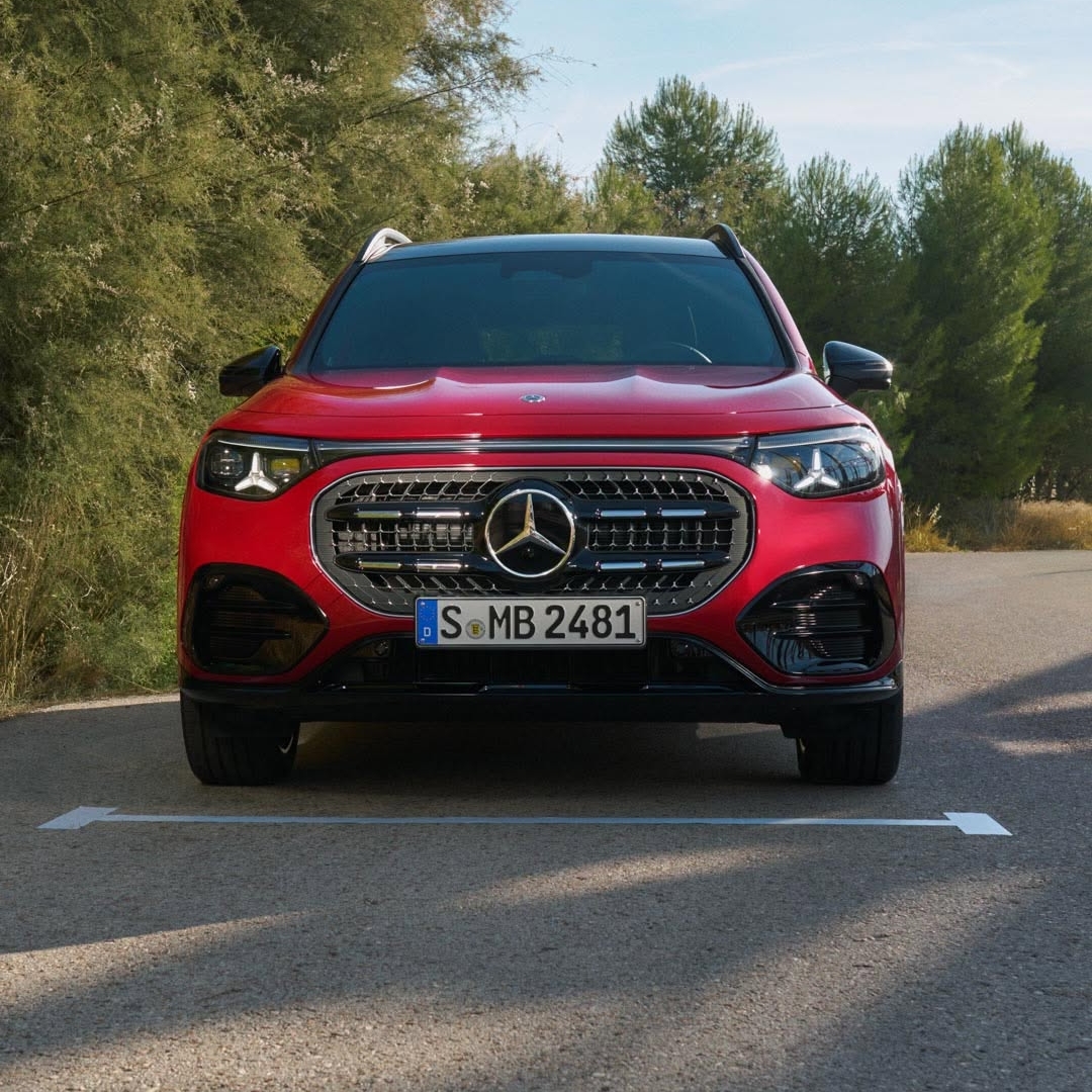 Novi GLB navdušuje s premišljeno zasnovo, obilico prostora za do sedem potnikov in videzom, ki samozavestno združuje terenski značaj z vsakodnevno uporabnostjo.
#MercedesBenz #GLB