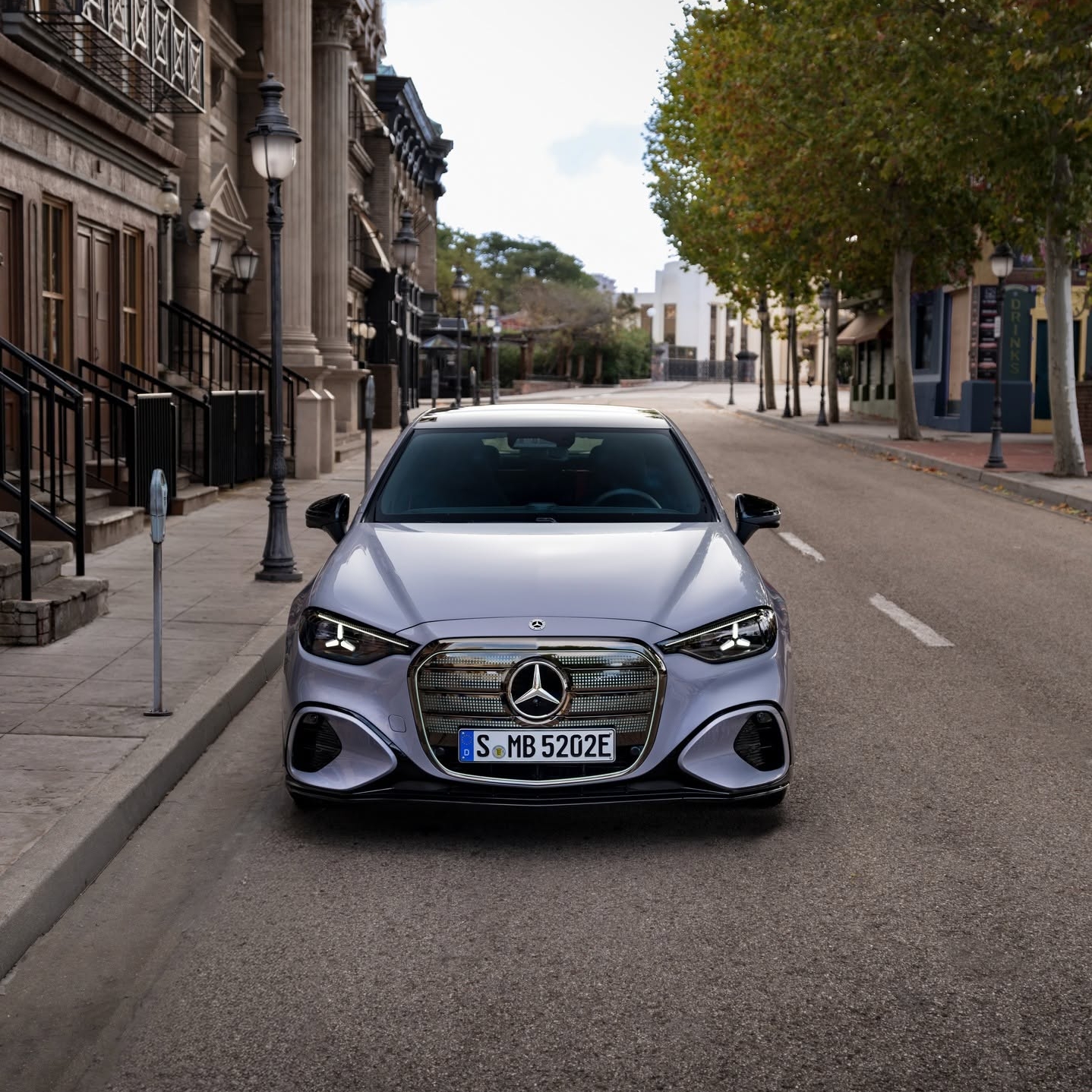 Ko se svet okoli vas umiri, ostane samo še užitek v vožnji.
Novi električni Mercedes-Benz razred C.