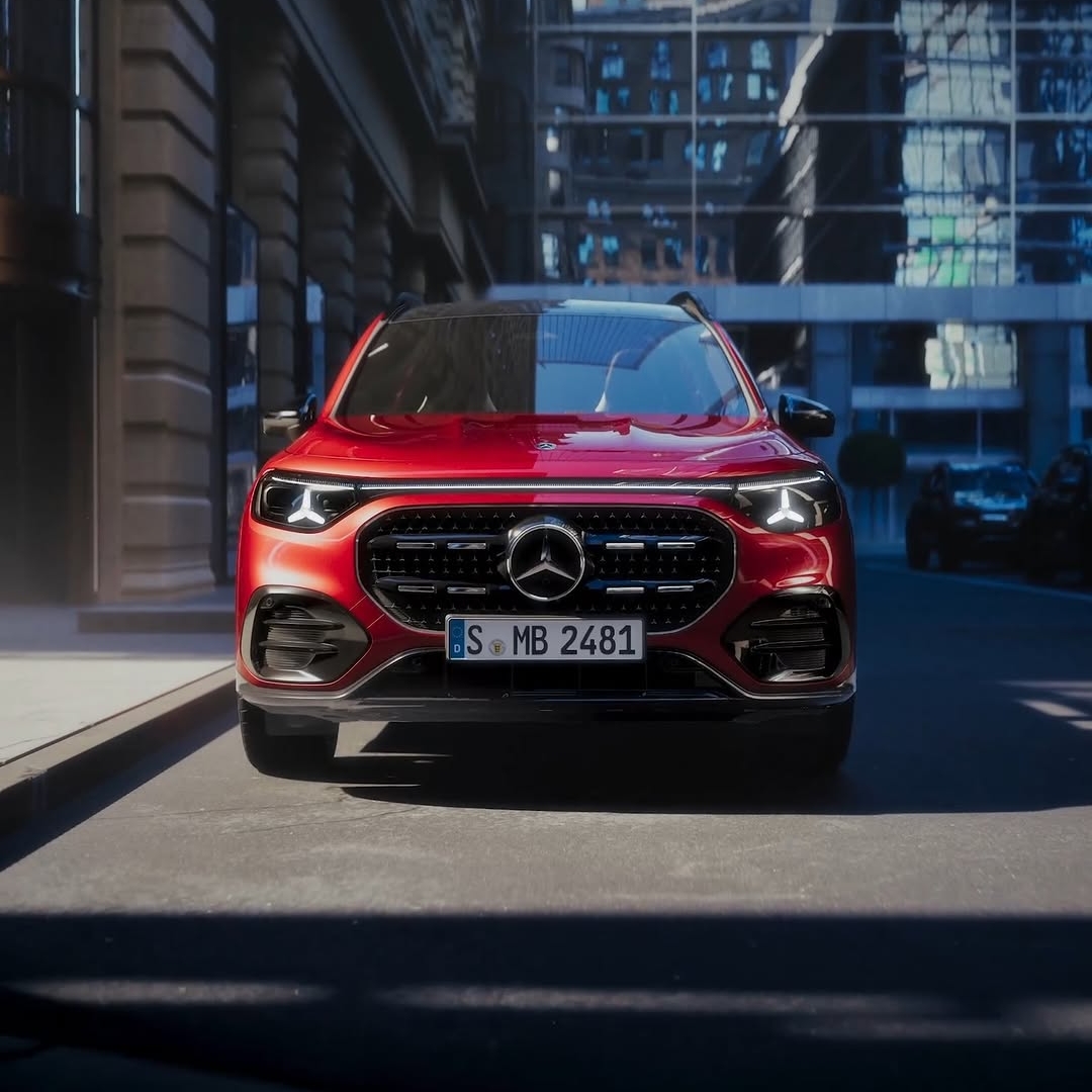 Več prostora za družino. Več razlogov za nasmeh za volanom.
Doživite novi GLB na cesti. Obiščite salone Mercedes-Benz.