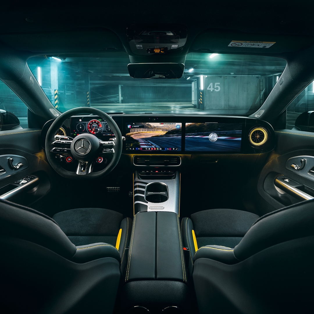 Notranjost, ki je zasnovana z mislijo na voznika – od športnih sedežev do AMG Performance volana. Za popoln občutek nadzora v vsakem ovinku.
Novi Mercedes-AMG_CLA 45 4MATIC+
