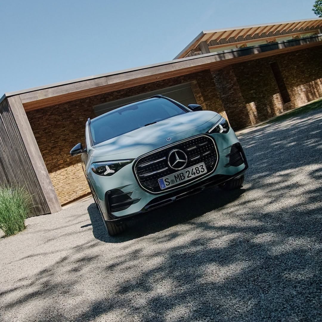 Tudi najbolj vsakdanje destinacije si zaslužijo izjemno vožnjo.
Novi Mercedes-Benz GLA z več prostora, več dosega in še bolj športnim videzom poskrbi, da je prav vsaka vožnja nekaj posebnega.
#MercedesBenz #GLA #WelcomeHome #140YearsOfInnovation