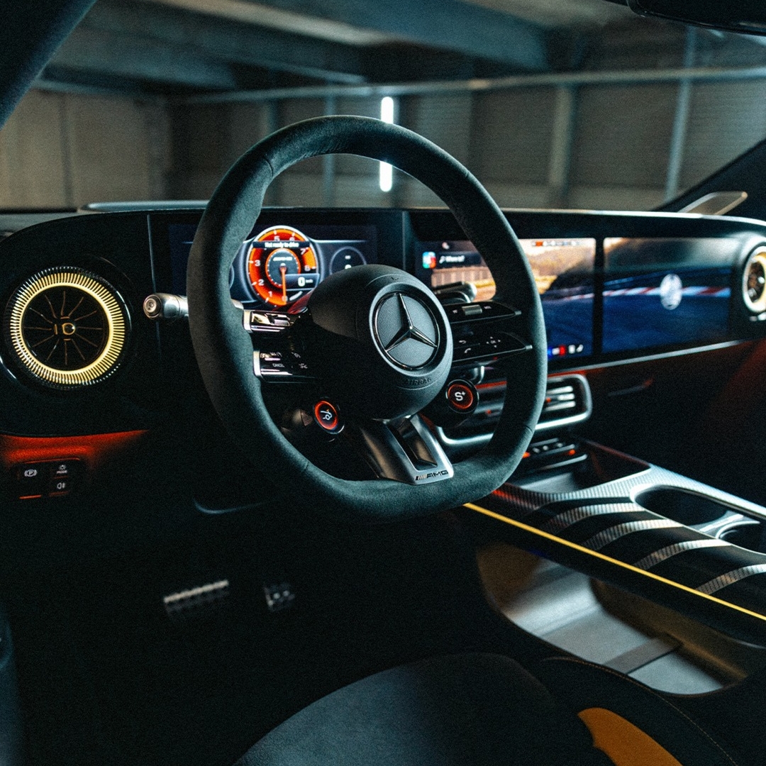 Športni sedeži, prefinjeni materiali in AMG Performance volan združujejo udobje, dinamiko in popoln nadzor.
Novi Mercedes-AMG CLA 45.