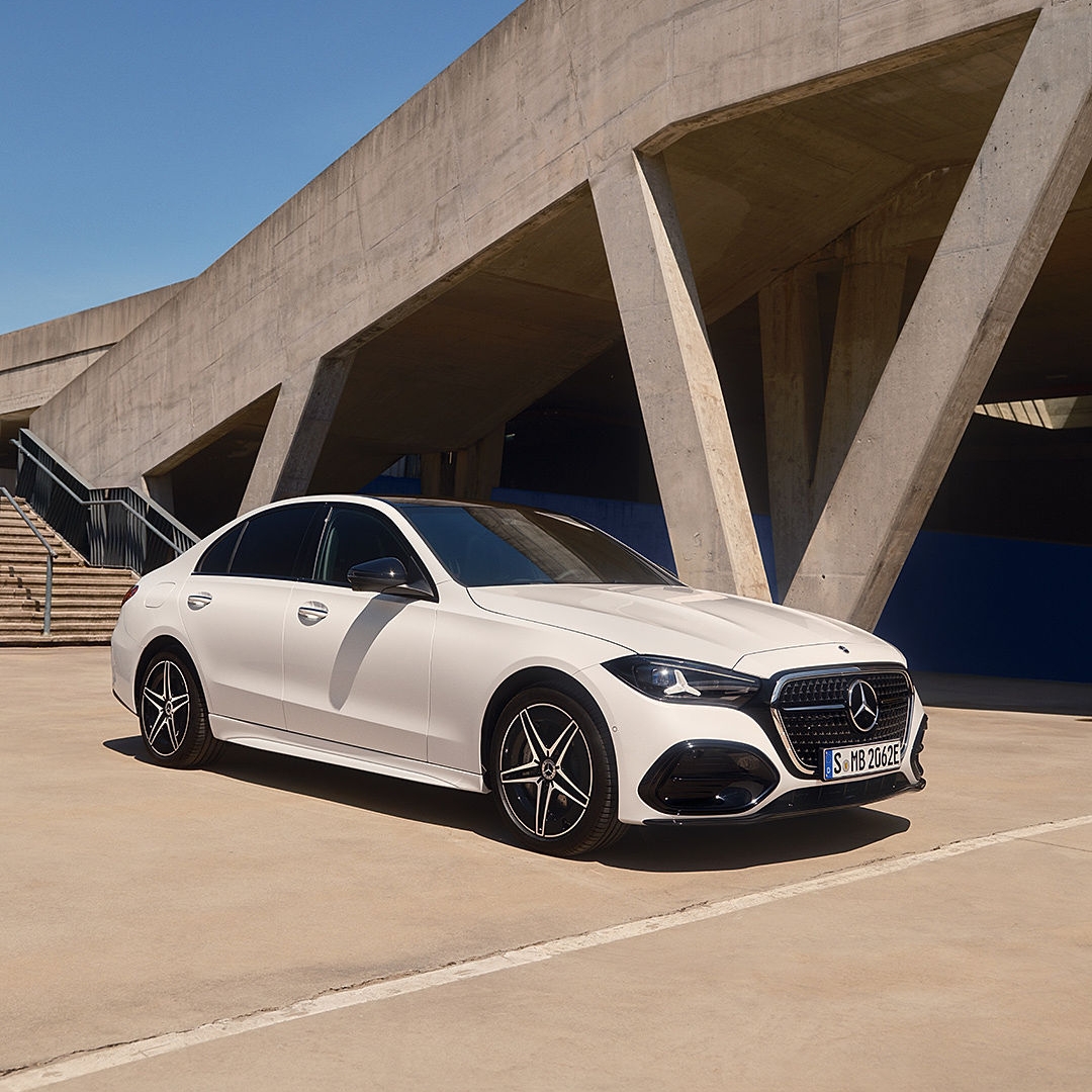 Odkrijte novi razred C. Zdaj je na voljo tudi kot priključni hibrid in združuje prostor za sprostitev, prefinjeno in prilagodljivo notranjost ter športno izklesano zunanjost.
#MercedesBenz #WelcomeHome #140YearsOfInnovation #CClass