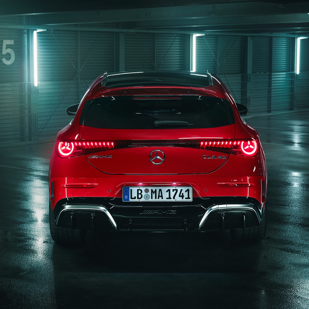Zmogljivost, ki postavlja nova merila v segmentu kompaktnih vozil. Novi Mercedes-AMG CLA 45 4MATIC+ Shooting Brake od 0 do 100 km/h pospeši v le 2,7 sekunde.