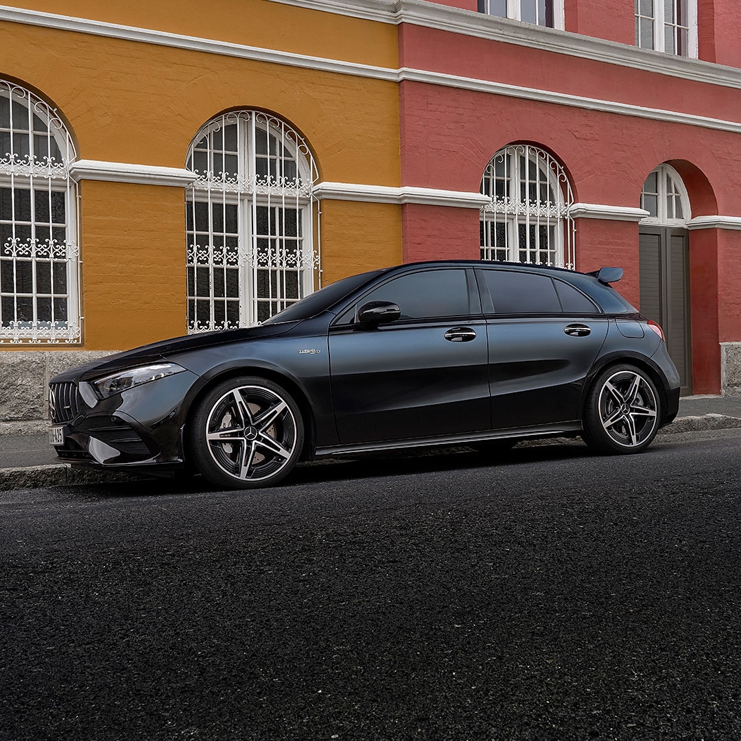 Kompaktne mere, športen značaj in zmogljivost, ki jo začutite takoj, ko pritisnete na plin.
Mercedes-AMG razred A 35.