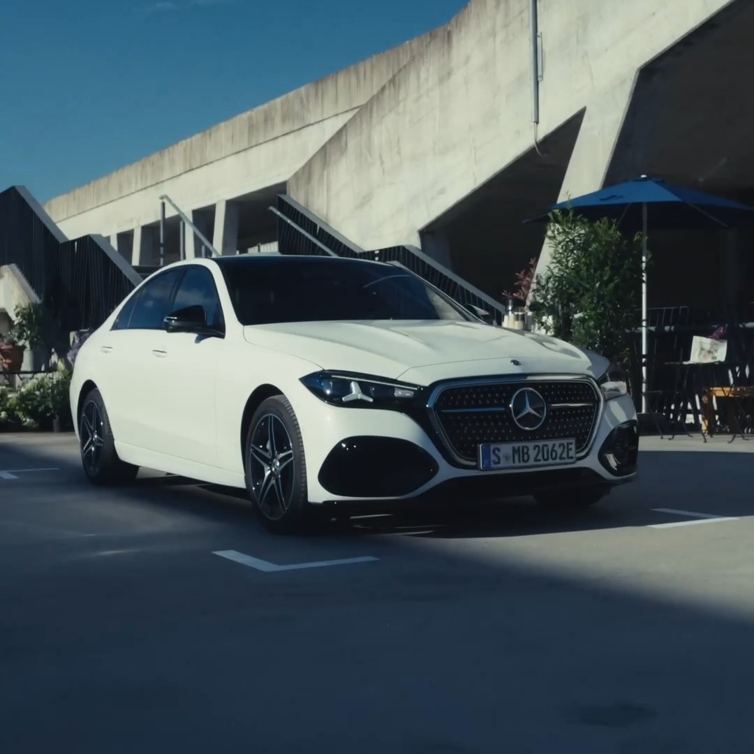 Novi razred C vas sprejme z občutkom doma. 
Njegova prefinjena notranjost, sodobna tehnologija in izjemno udobje ustvarjajo prostor, v katerem se boste dobro počutili na vsaki poti.
#MercedesBenz