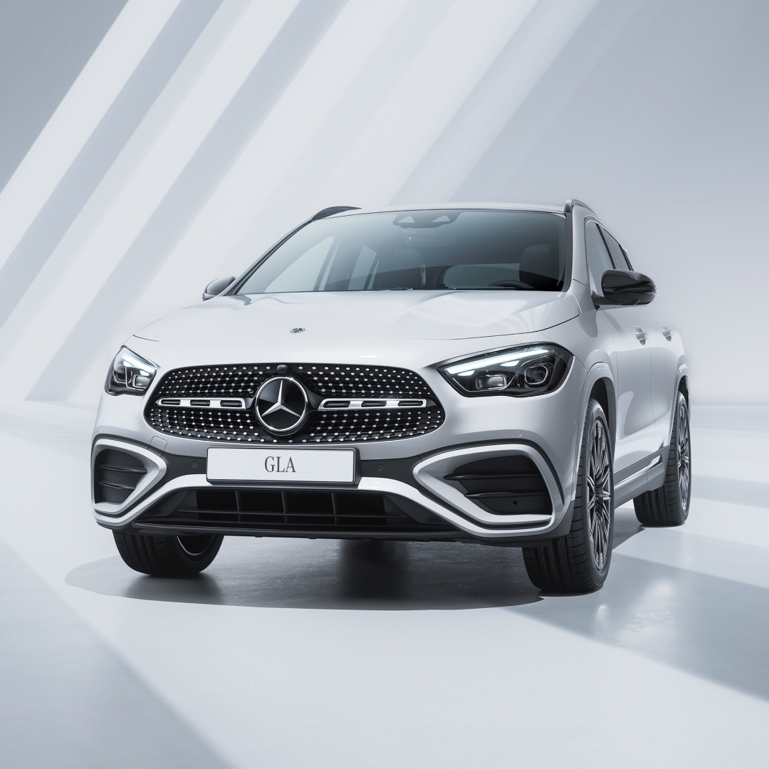 Športen značaj, prepoznaven AMG videz in vsestranskost za vsak dan. GLA 180 AMG Edition združuje dinamičen videz z udobjem in funkcionalnostjo kompaktnega SUV-ja – za mestne opravke, vsakodnevne poti in spontane izlete.
Odkrijte GLA v posebni ponudbi...