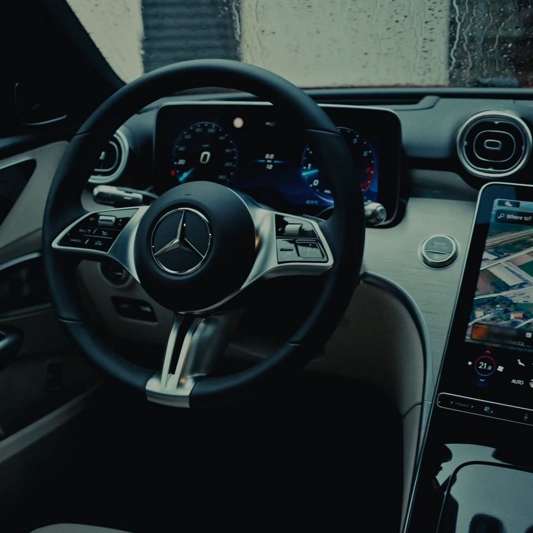 Za vsakdan. Za pobeg iz rutine. Za dolge poti in kratke spontane izlete.
Novi Mercedes-Benz razred C.