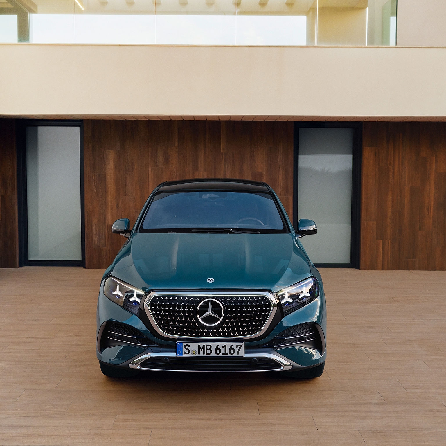 Novi Mercedes-Benz GLE Coupé navdušuje z zvezdami na sprednji maski, ambientalno osvetlitvijo notranjosti in napredno tehnologijo za suvereno, udobno in sproščeno vožnjo.
#MercedesBenz #GLE